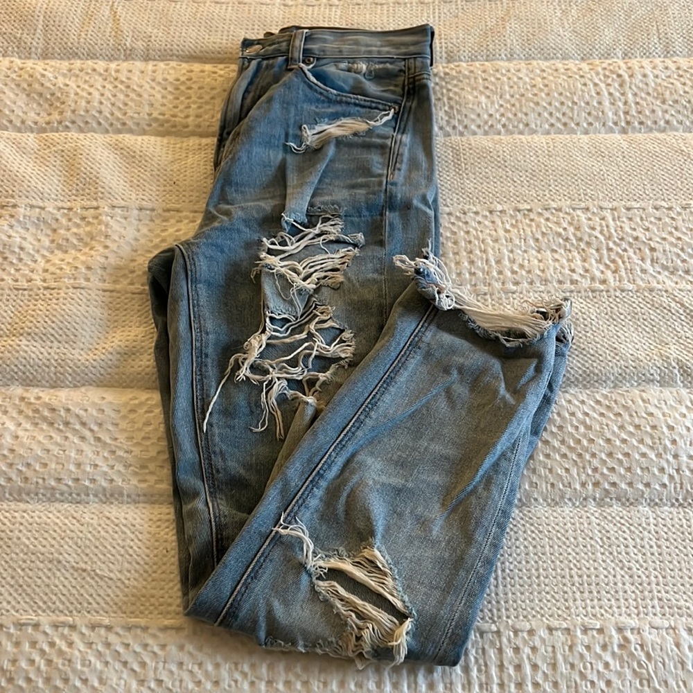 Light Wash Ripped American Eagle Mom Jeans